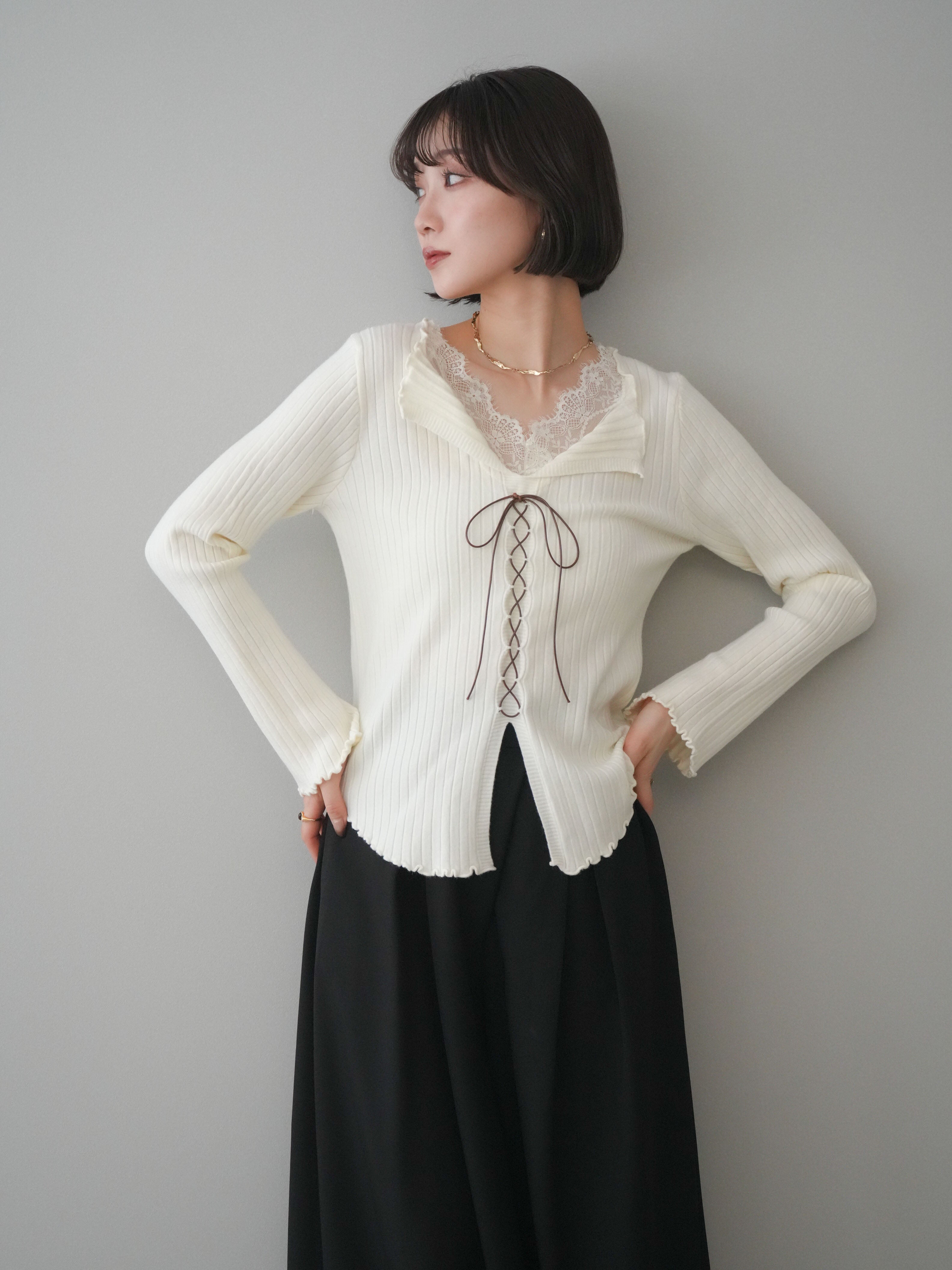 予約]レースネックレースアップリブニットトップス/ivory – Lumier
