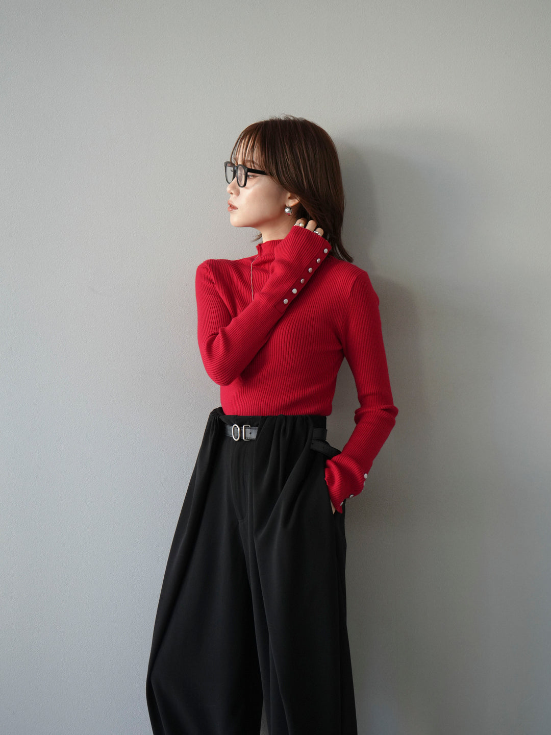 [予約]袖ボタンボトルネックリブニットトップス/レッド