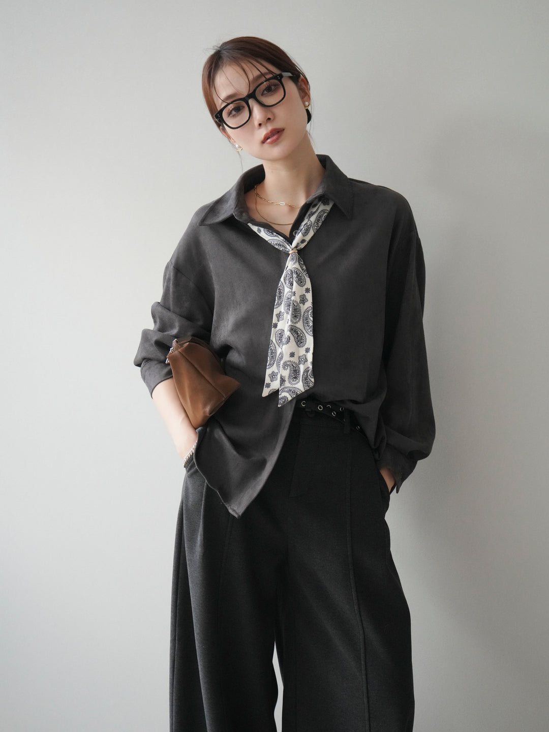 [予約]スカーフ付きスエードシャツ/charcoal