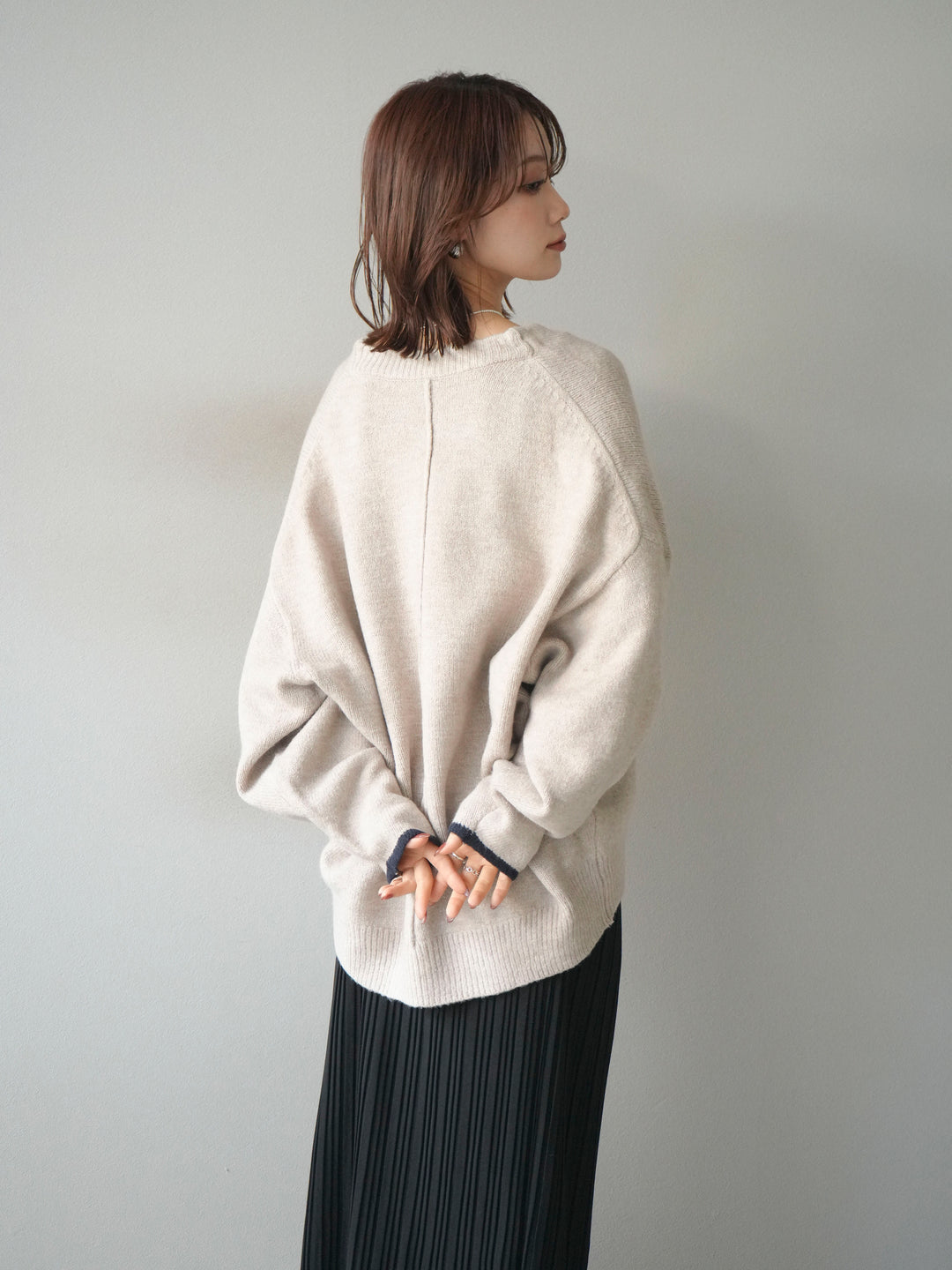 【預購】V領拼色袖針織套頭衫/米色