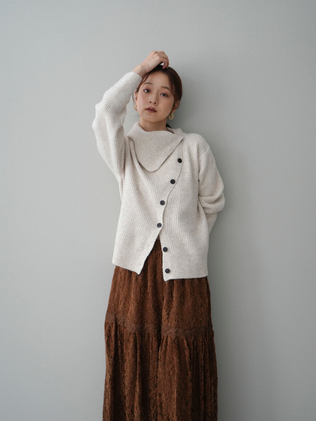 [SET]ハイネックデザインボタンニットカーディガン+起毛レースティアードスカート(2set)