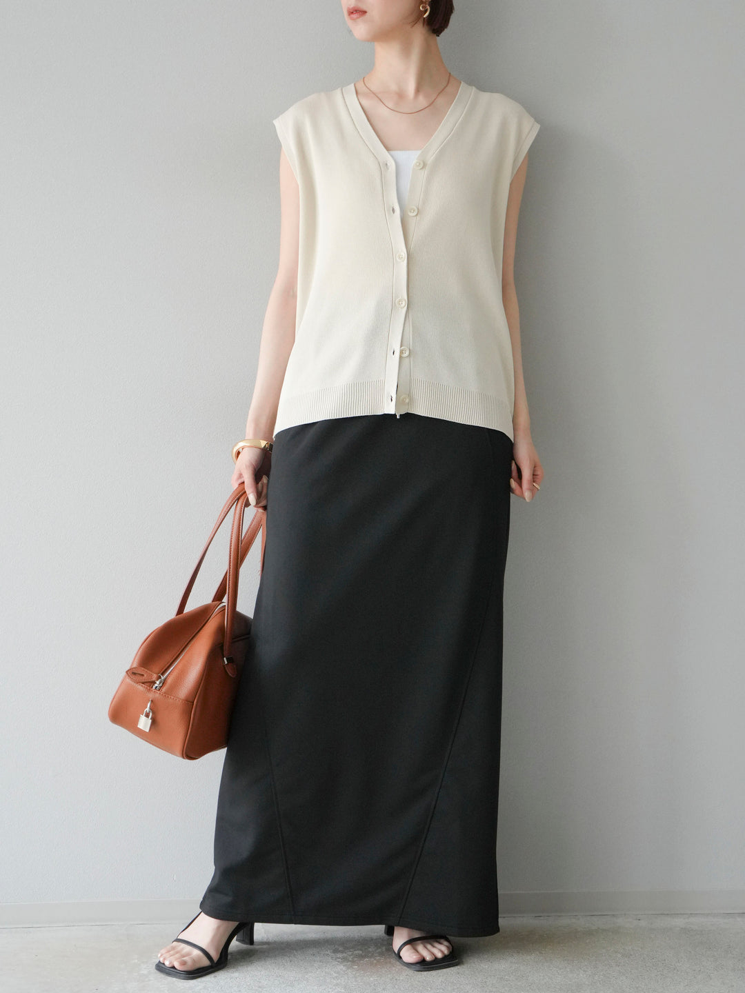 【預購】V領人造絲針織背心/象牙白