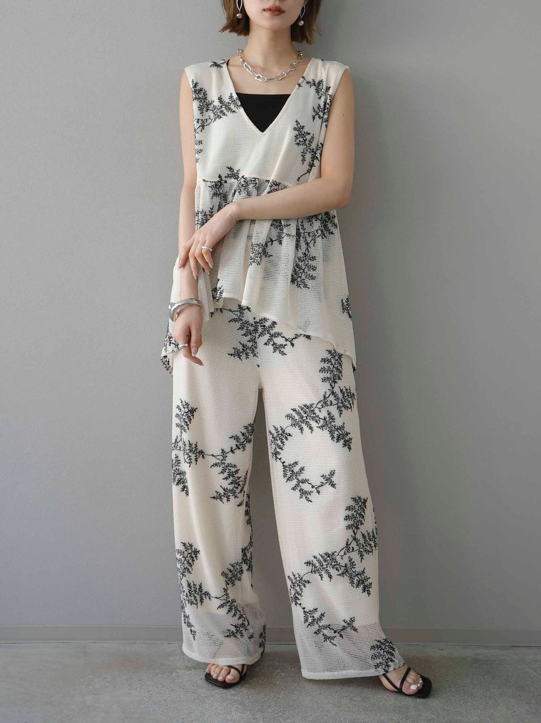 [予約]リーフ柄メッシュVネックフレアトップス/アイボリー