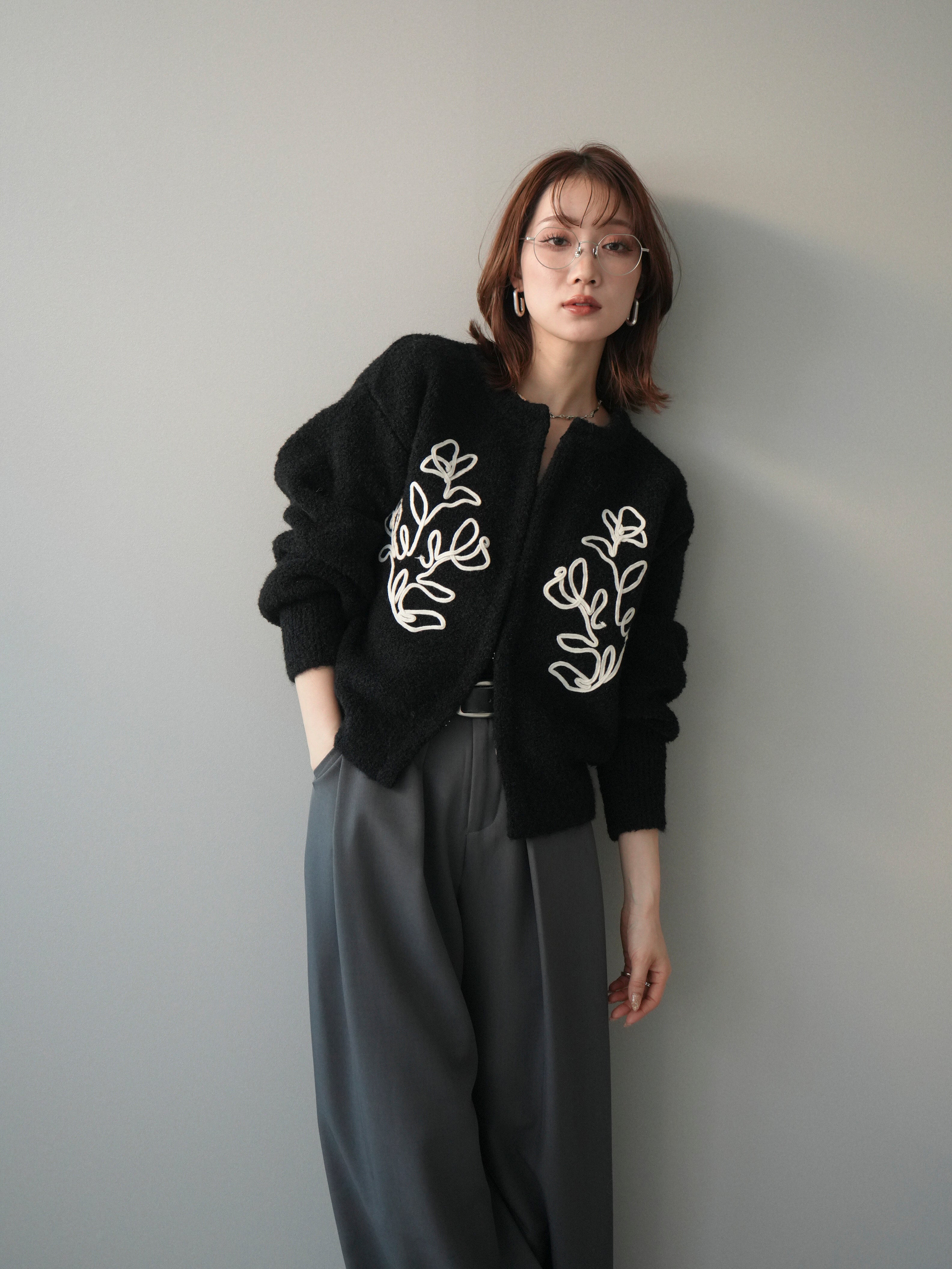 予約]テープ刺繍ホック開きブークレニットカーディガン/black – Lumier