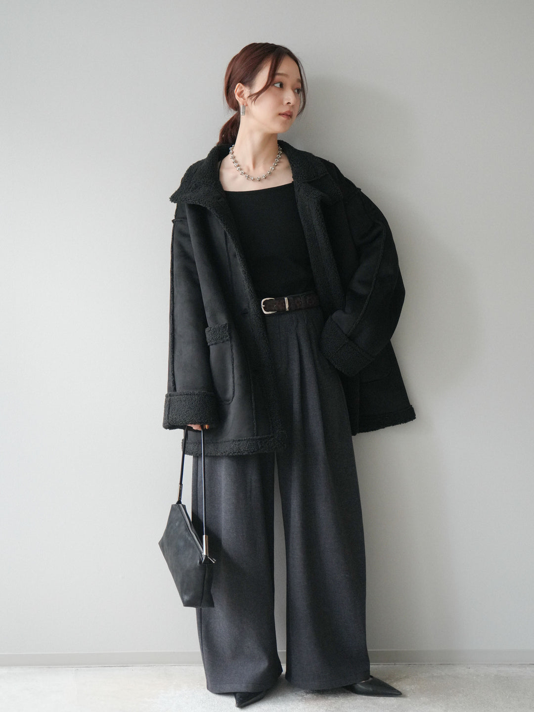 [SET]スタンドネックフェイクムートンミディアムコート+カップ付きバッククロスキャミソール+アニマル柄ベルト付きウールタッチワイドパンツ(3set)