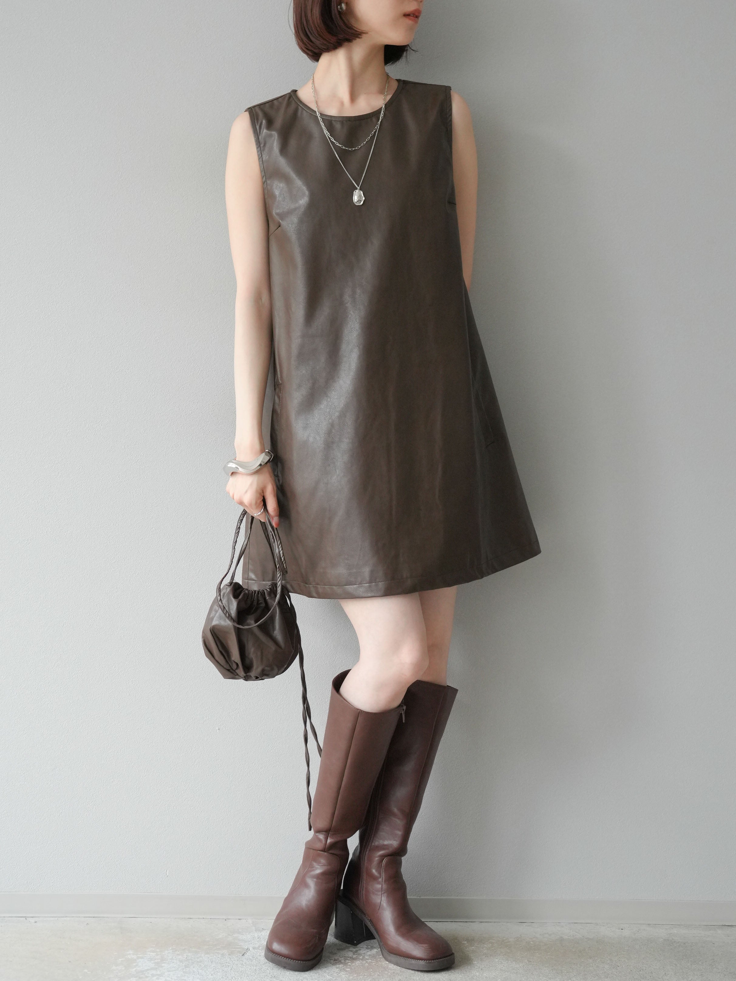 予約]ショルダーポーチ付レザーミニワンピース/ブラウン – Lumier