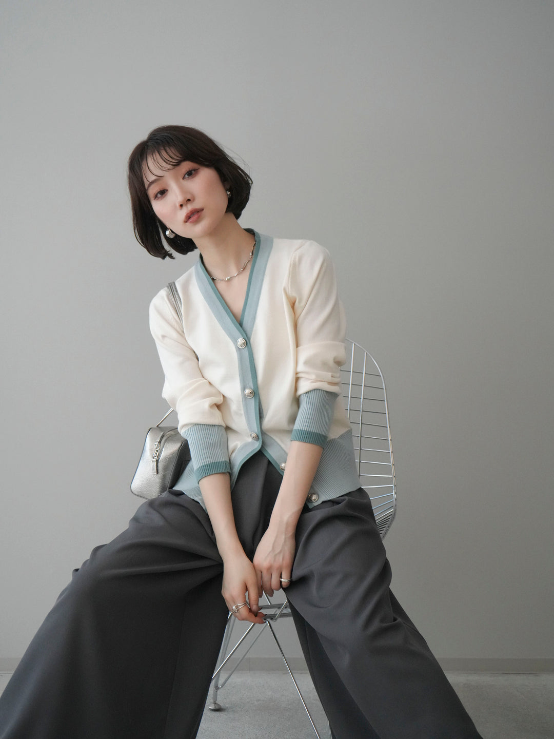 [予約]デザインボタン配色Vネックニットカーディガン/offwhite