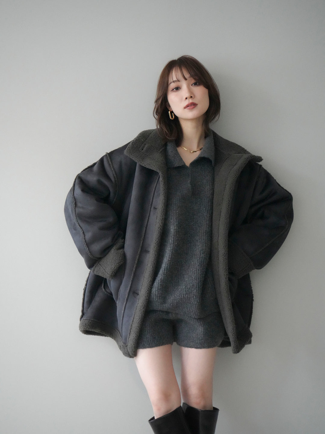 [予約]スタンドネックフェイクムートンミディアムコート/charcoal