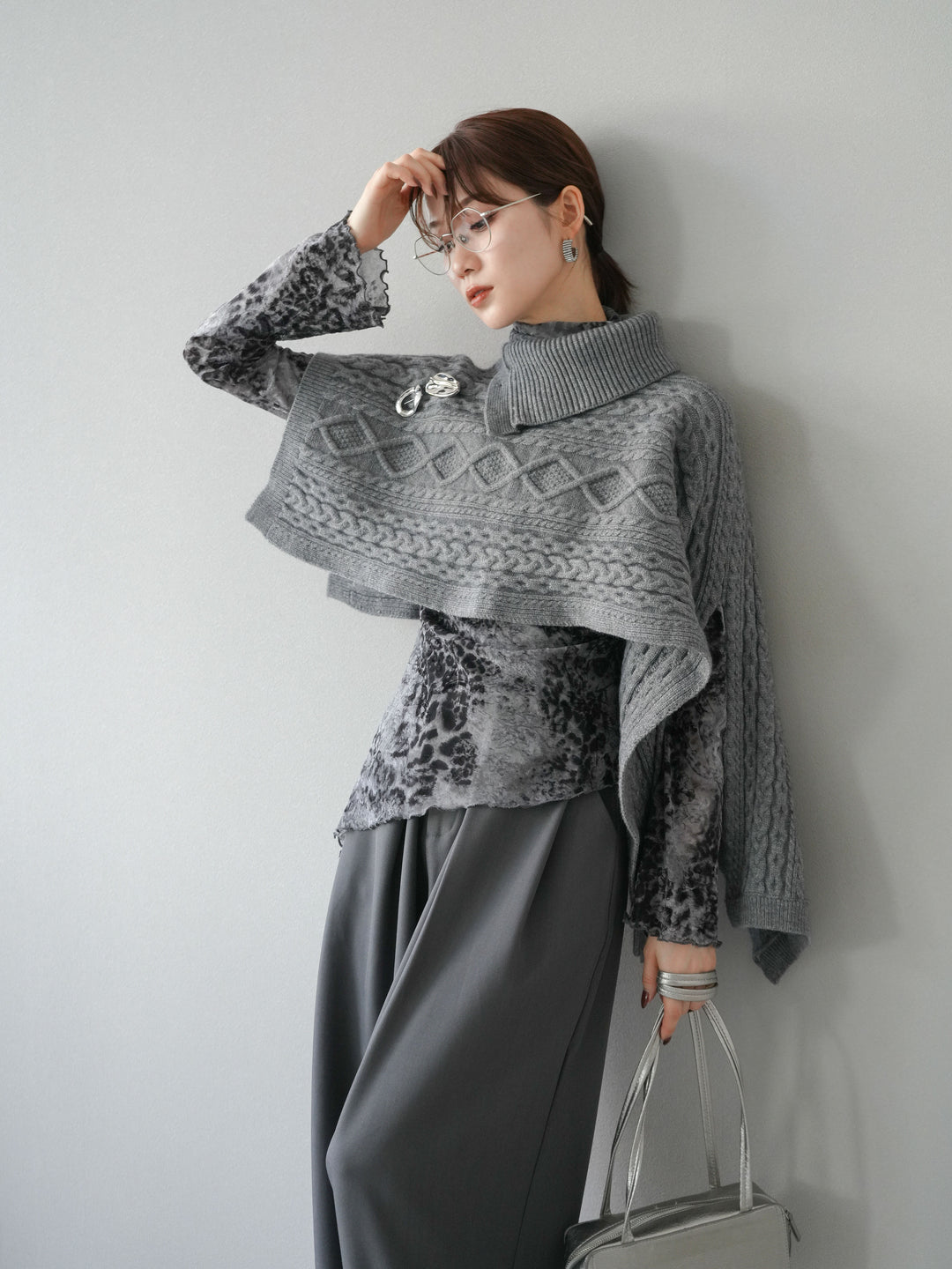 [予約]ケーブル編みニットケープ/グレー