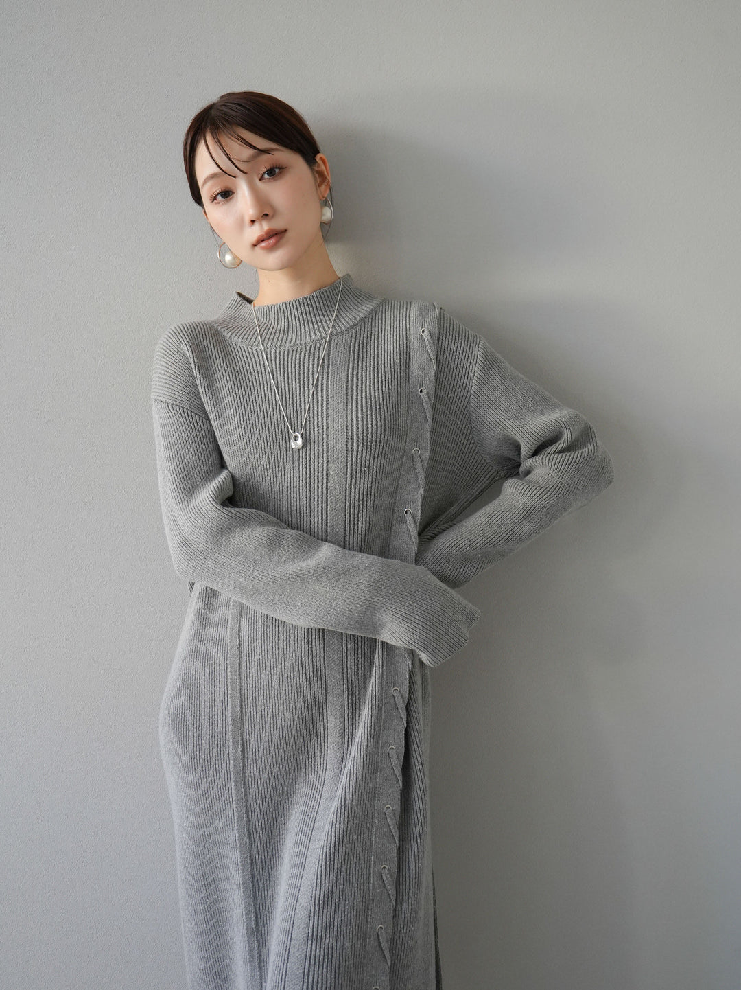 [SET] 不對稱繫帶高領針織連身裙 + 可選飾品套裝 (2套)