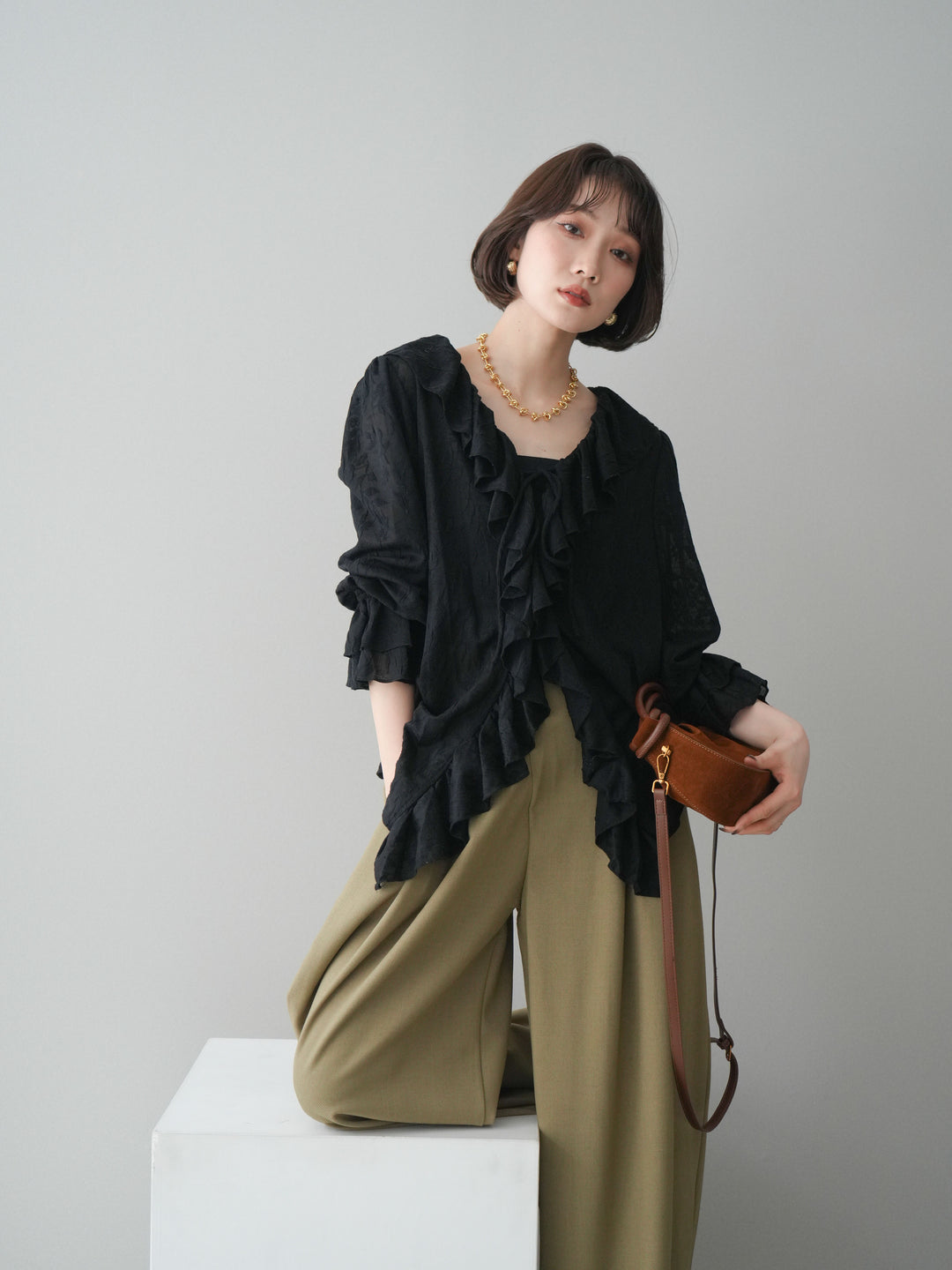 [予約]ラッフルレーススリットブラウス/black