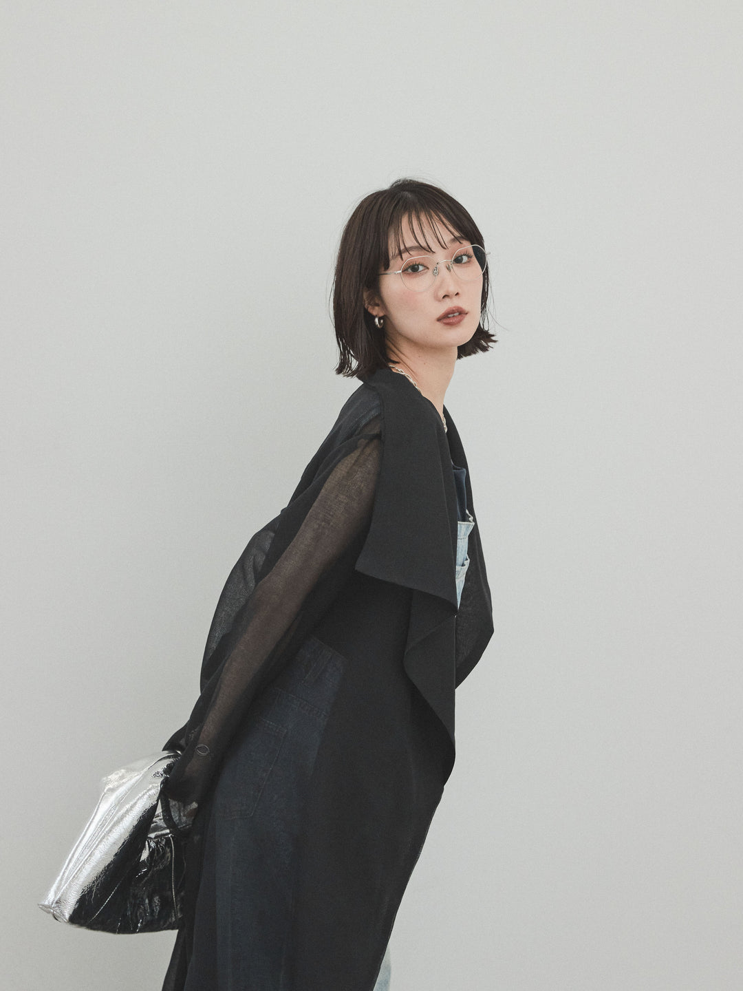 [SET] 中縫牛仔背帶褲 + 方形天鵝絨背心 + 透視長版外套（3 件組）