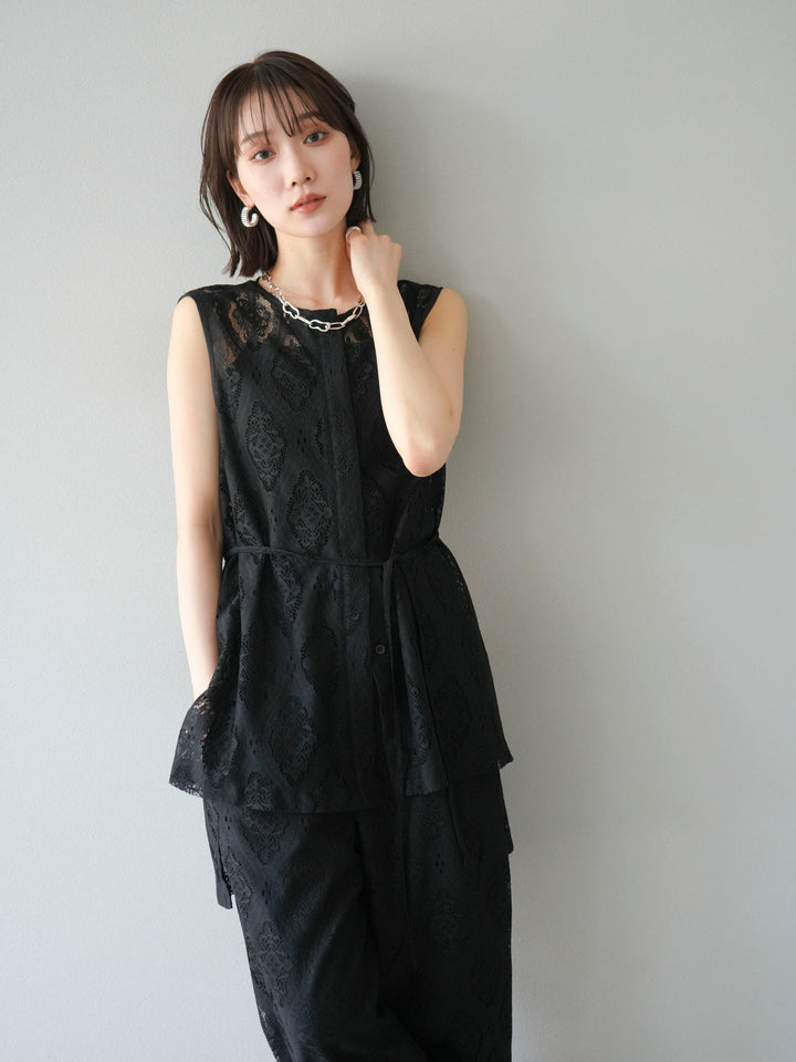 [SET] 緞面滾邊蕾絲無袖上衣 + 蕾絲疊穿休閒褲 (2件套)