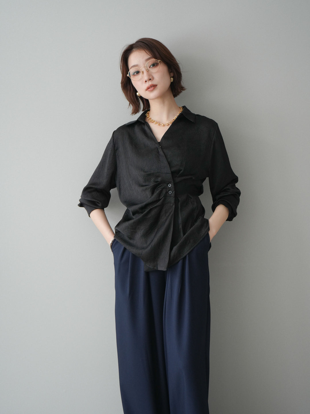 [予約]サイドギャザーアシンメトリーデザインサテンブラウス/black