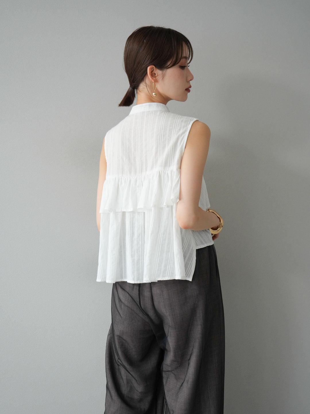 [予約]ドビーストライプアシンメトリーフリルノースリブラウス/ホワイト