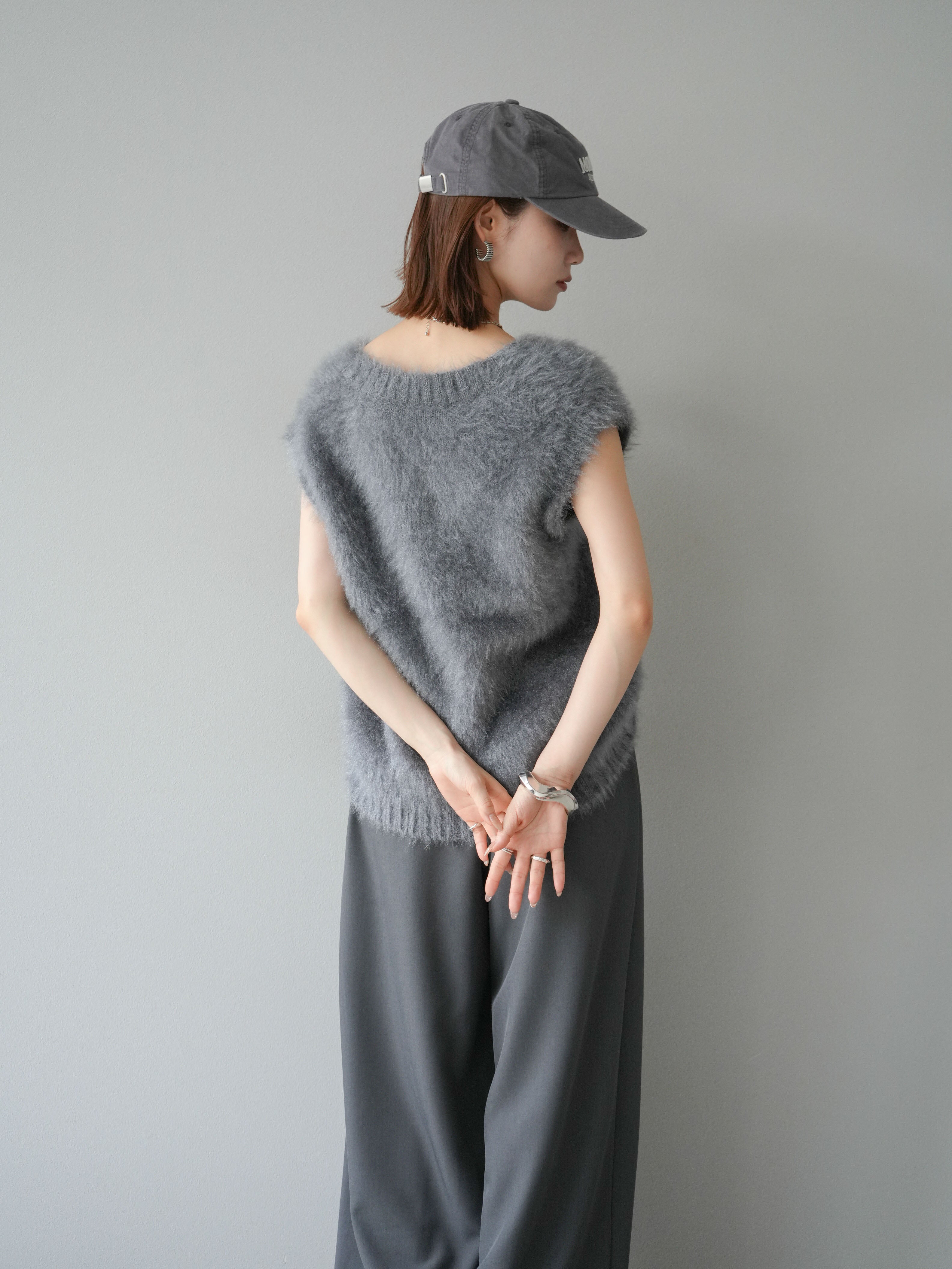 予約]ラメシャギーVネックニットベスト/グレー – Lumier