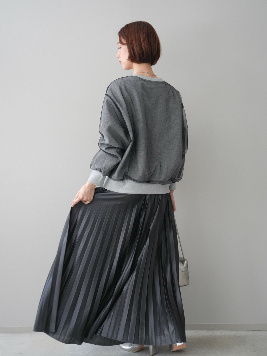 [SET]チュールレイヤードロゴスエットプルオーバー+サテンプリーツマキシスカート(2set)