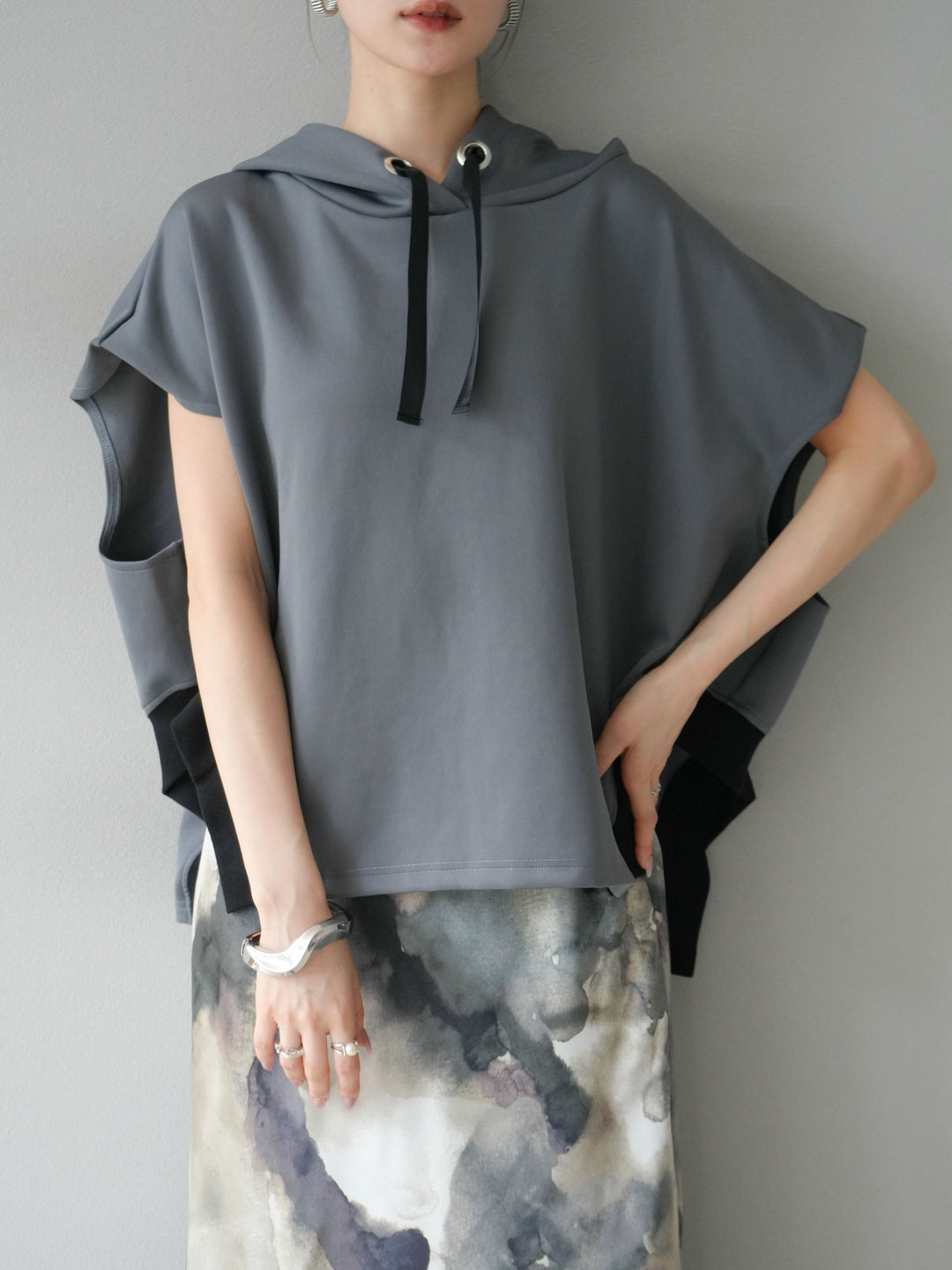 [SET]アシンメトリードルマンバックZIPフーディー+ニュアンスサテンフリルスカート(2set)