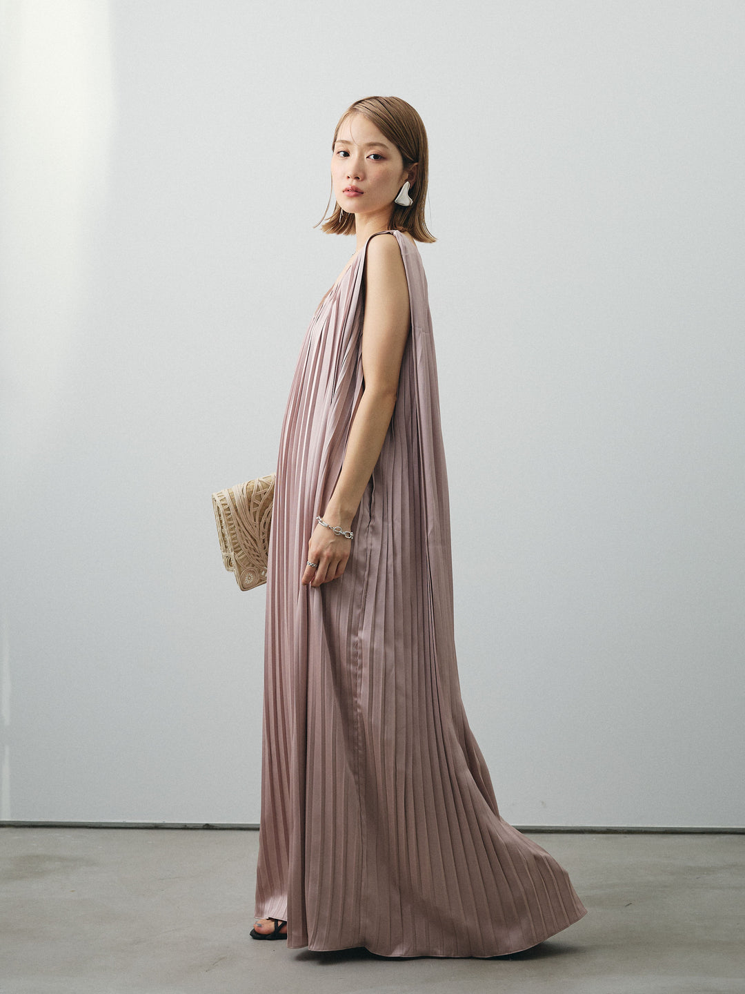 [予約]サテンプリーツVネックワンピース/ピンクベージュ