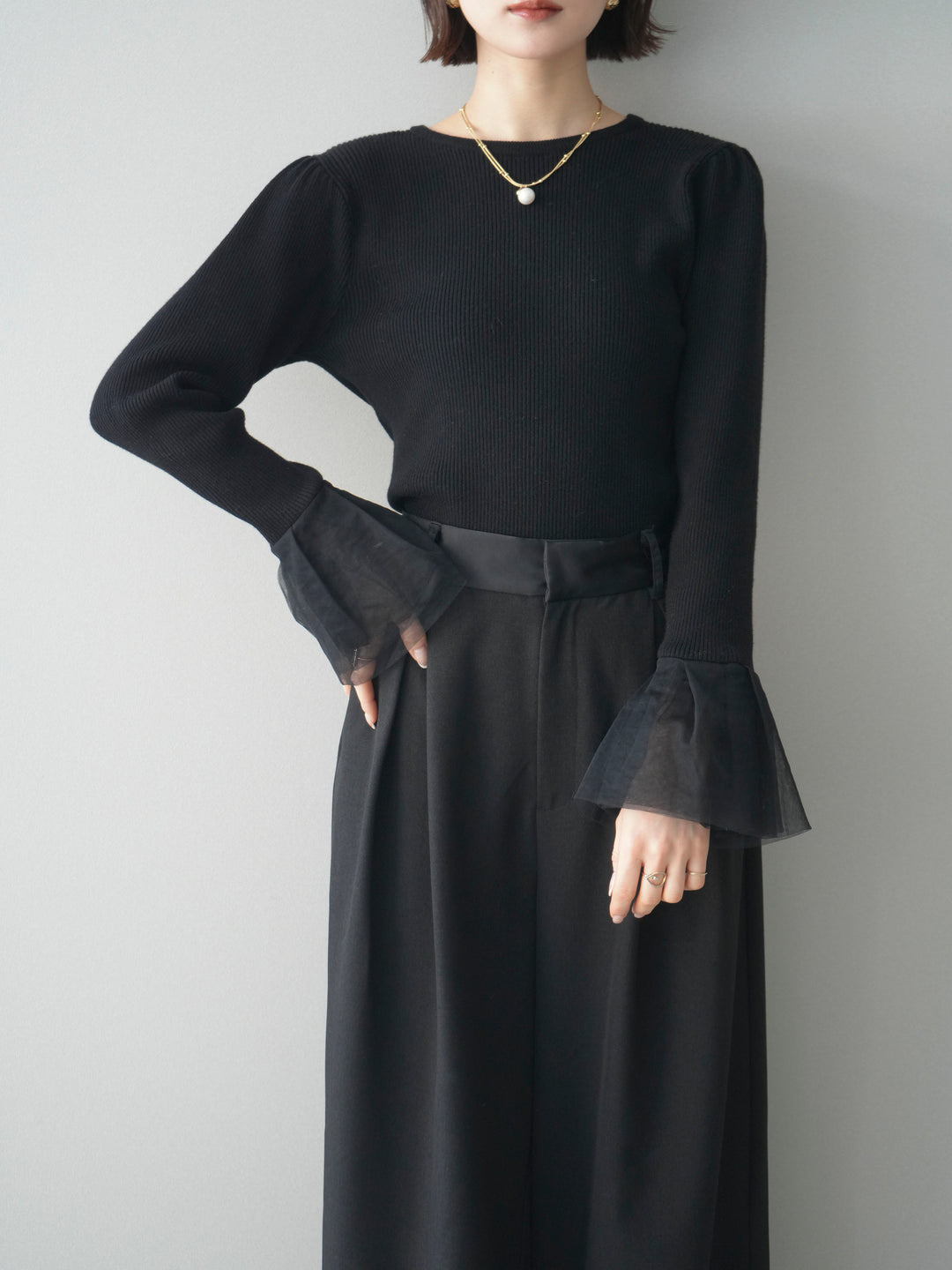 [SET]袖チュールパワショルリブニットトップス+サテンベルトタックワイドパンツ(2set)