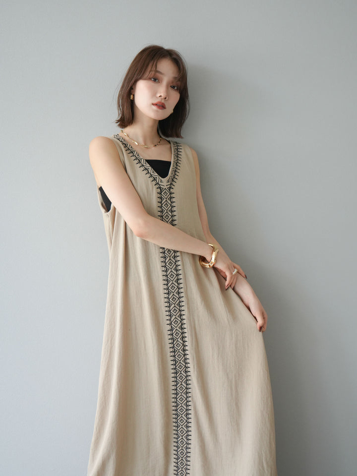 【預購】刺繡V領洋裝/米色