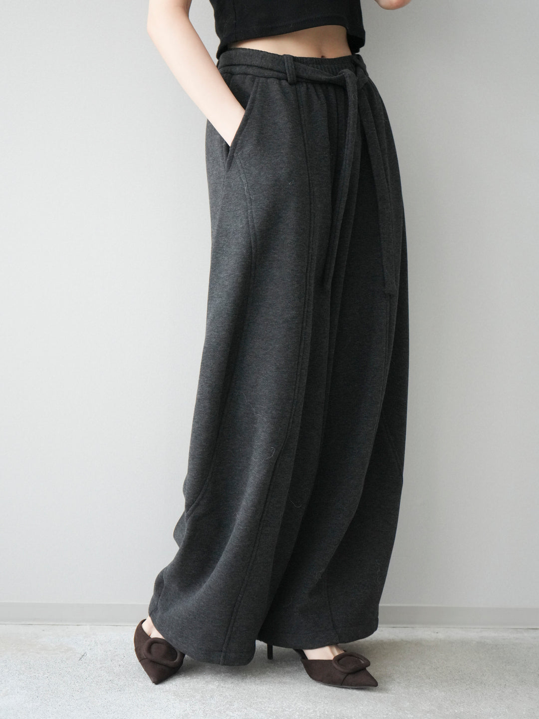 [予約]ウエストベルトカーブラインスエットパンツ/black