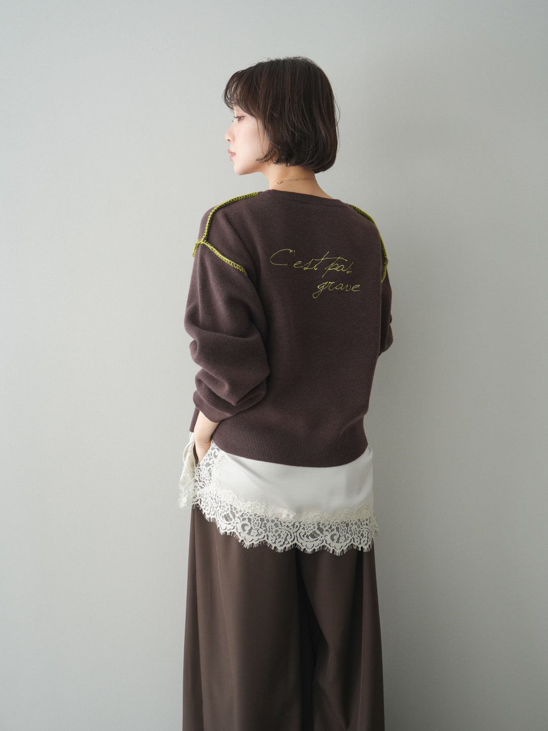 [予約]バックロゴ刺繍配色ステッチニットプルオーバー/brown