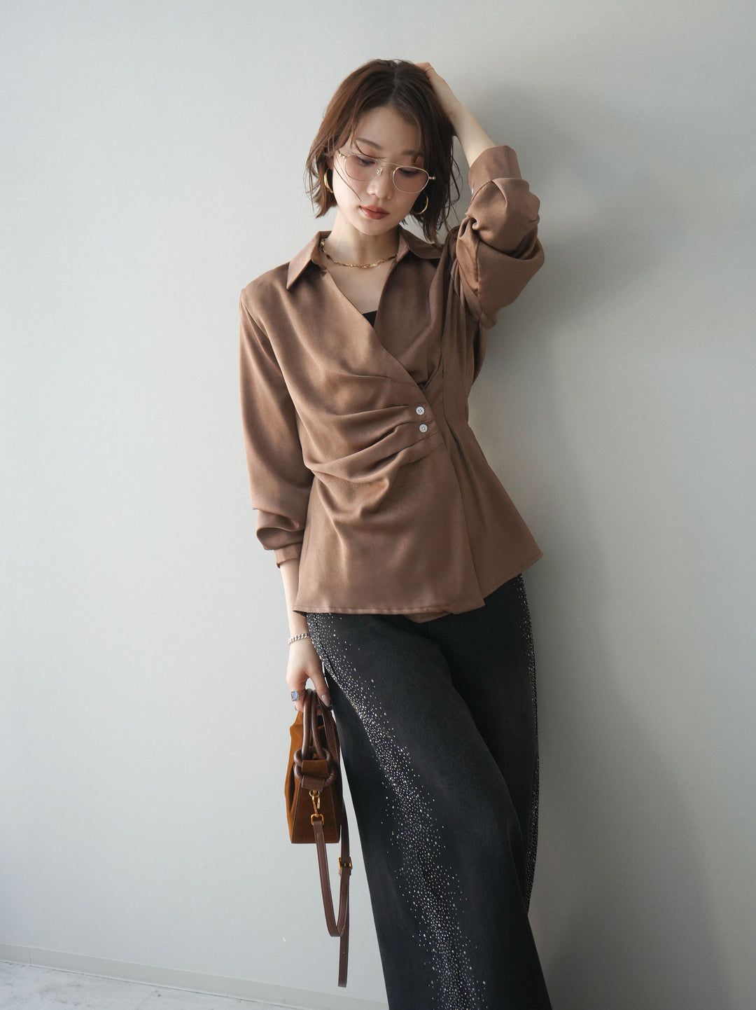 [予約]サイドギャザーアシンメトリーデザインサテンブラウス/brown