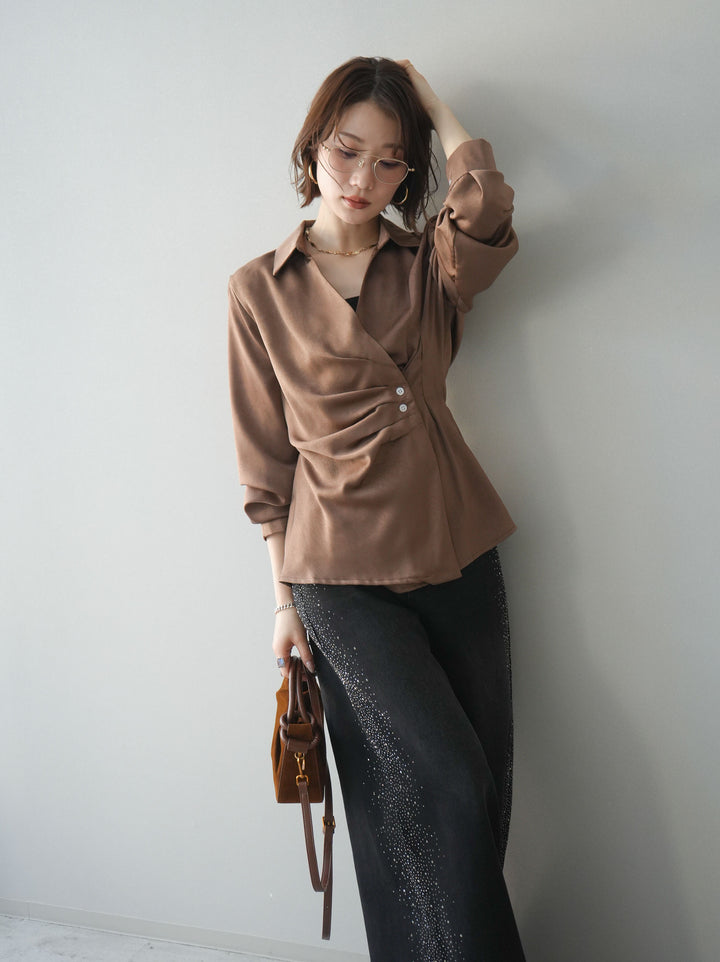 [予約]サイドギャザーアシンメトリーデザインサテンブラウス/brown