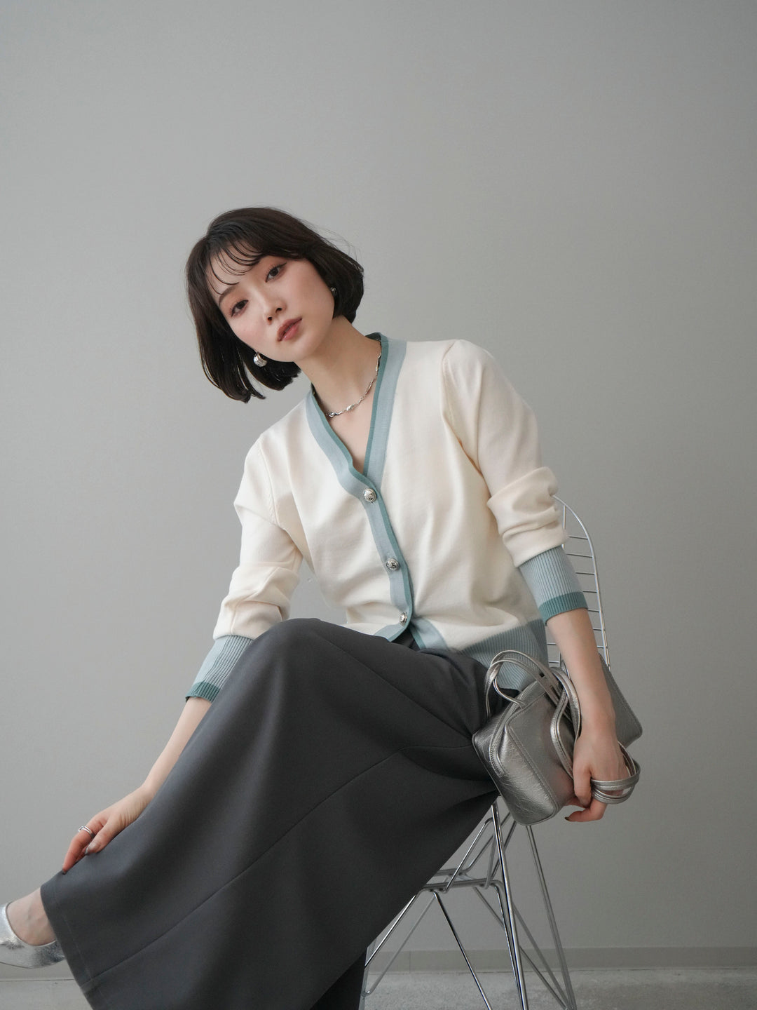 [予約]デザインボタン配色Vネックニットカーディガン/offwhite