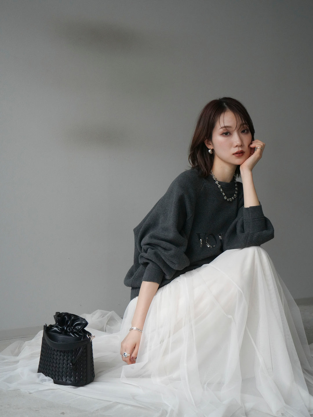 [予約]スウェットライクビーズロゴ刺繍ニットプルオーバー/charcoal