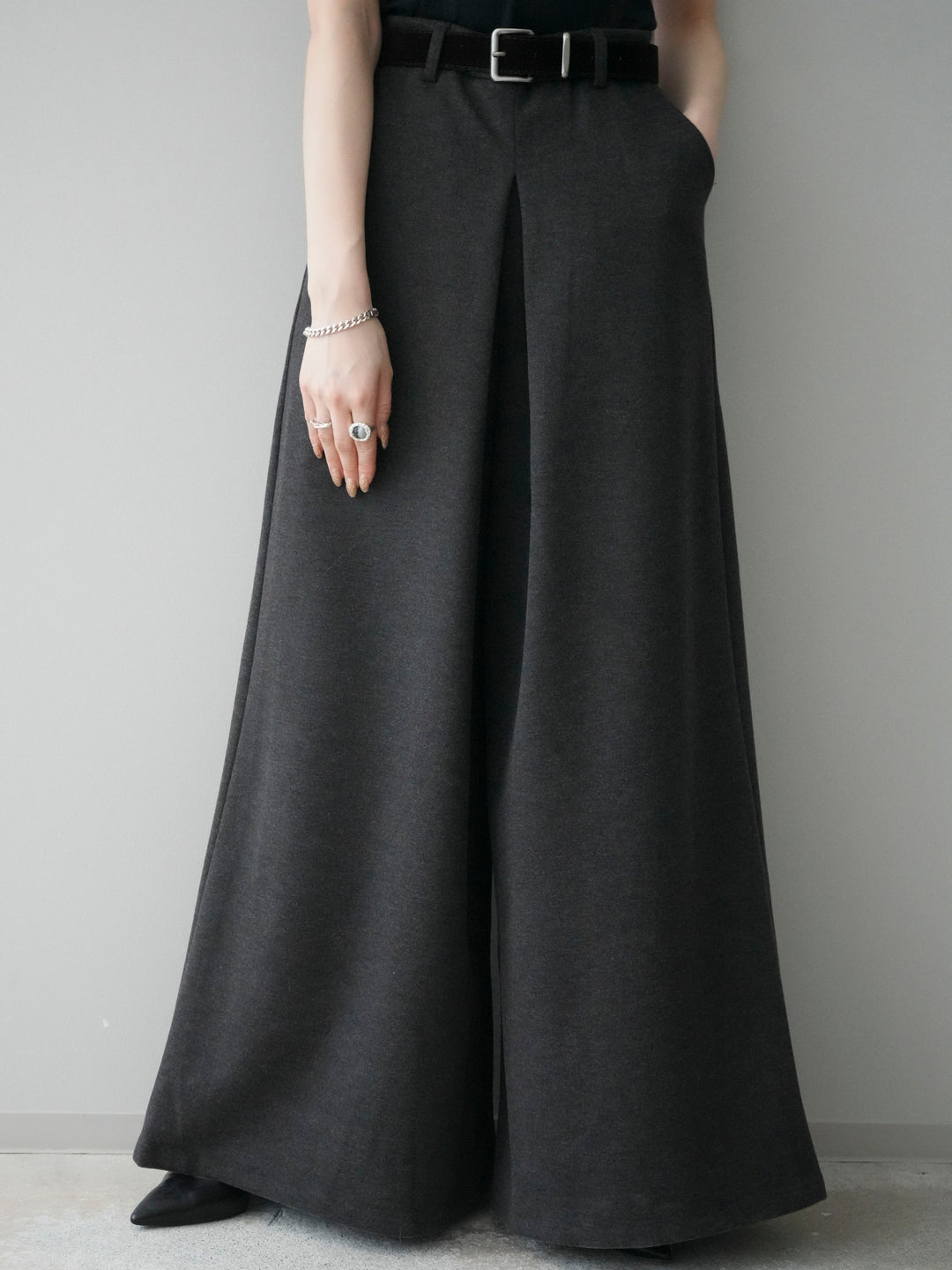 [予約]ベルト付きフロントタックワイドパンツ/charcoal