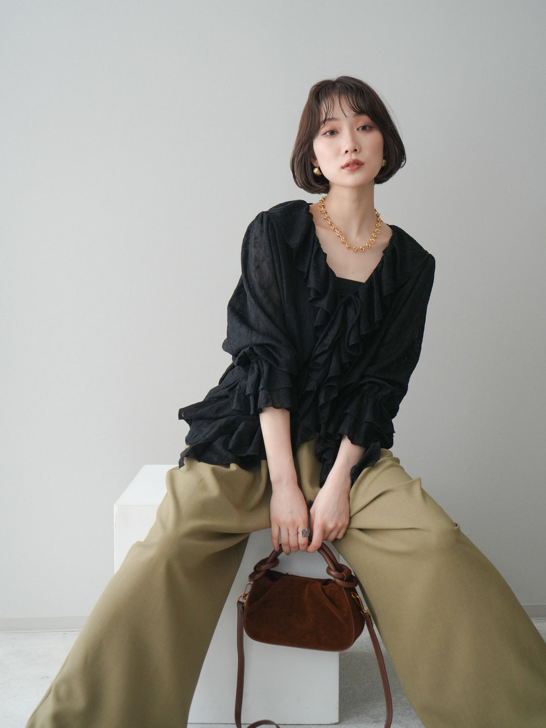 [予約]ラッフルレーススリットブラウス/black