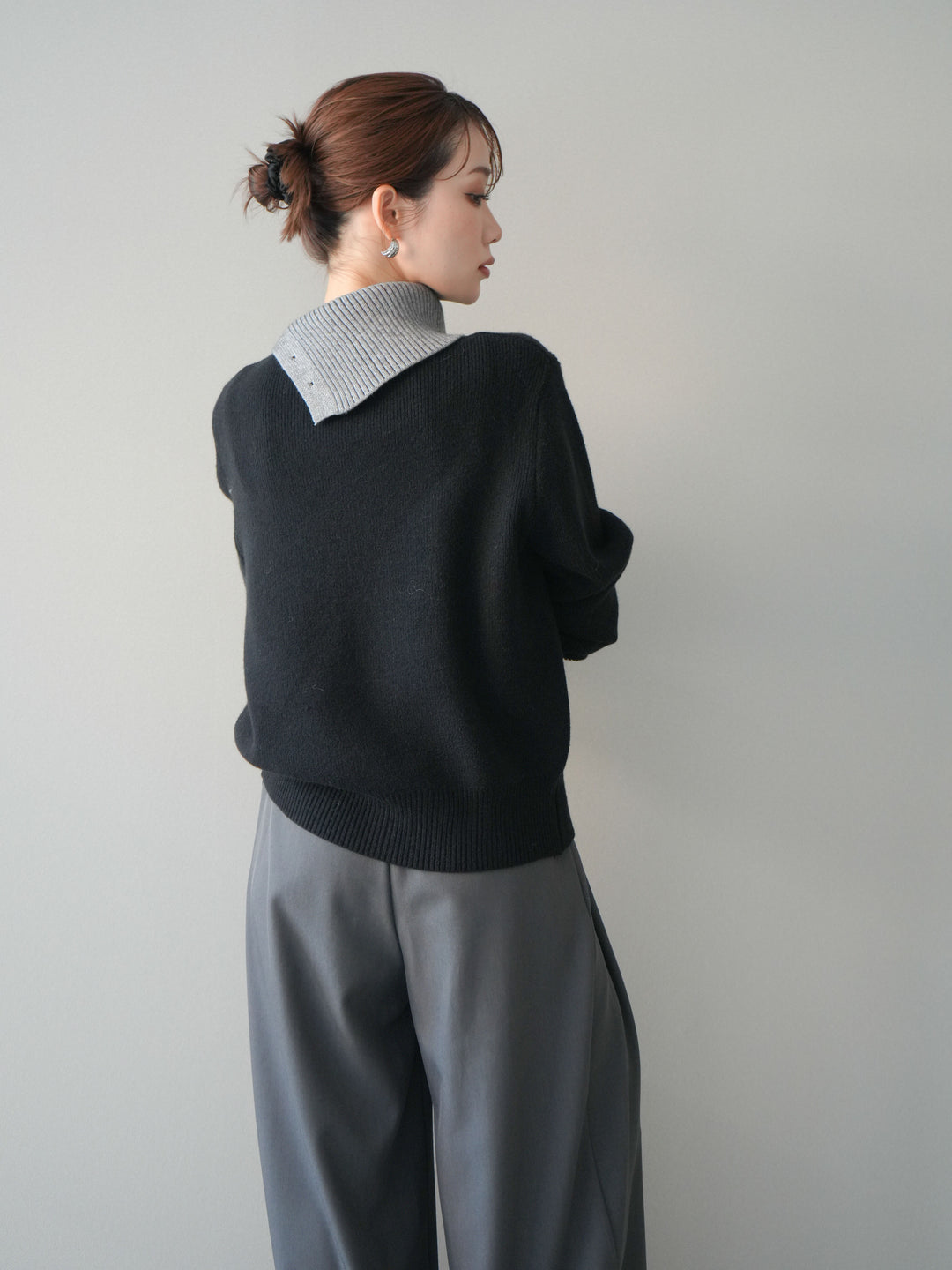 [予約]デザインネックバイカラーニットプルオーバー/black