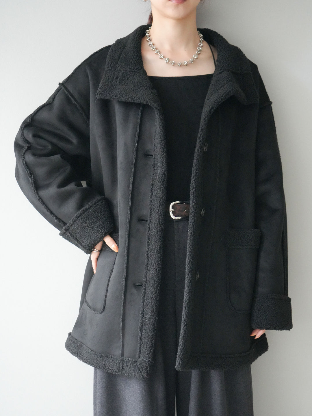 [SET]スタンドネックフェイクムートンミディアムコート+カップ付きバッククロスキャミソール(2set)