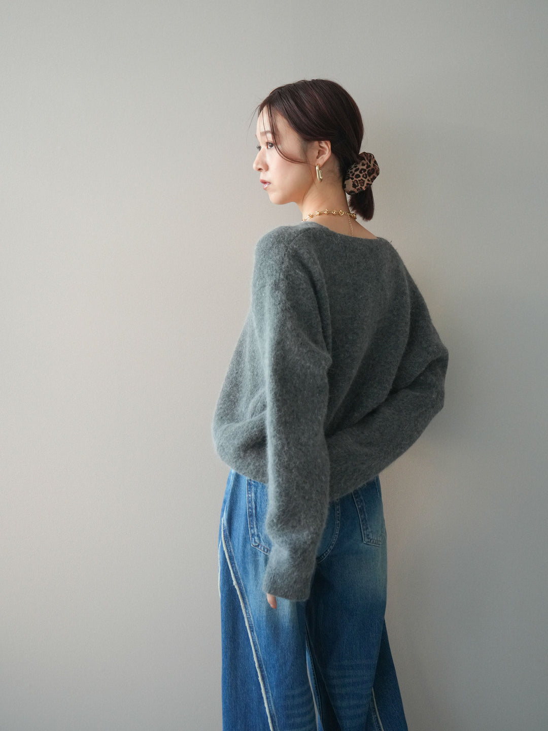 [SET]シュシュ付きアンゴラタッチVネックニットプルオーバー+サイドフリンジワイドデニムパンツ(2set)