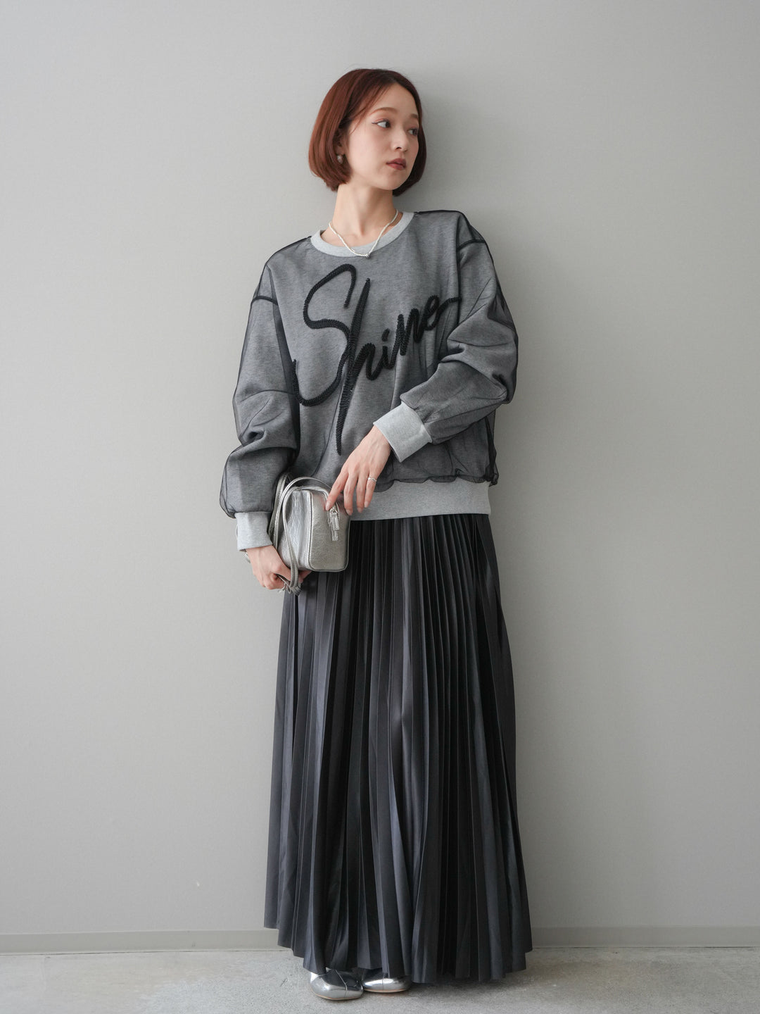 [SET]チュールレイヤードロゴスエットプルオーバー+サテンプリーツマキシスカート(2set)