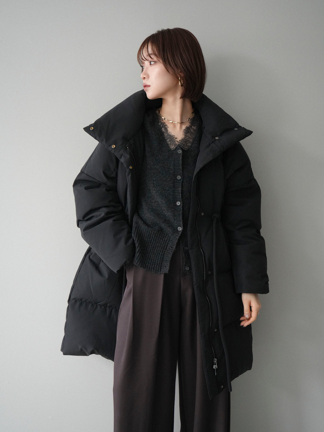 [20%オフ]スタンドカラーウエストベルトミドルダウンコート/black