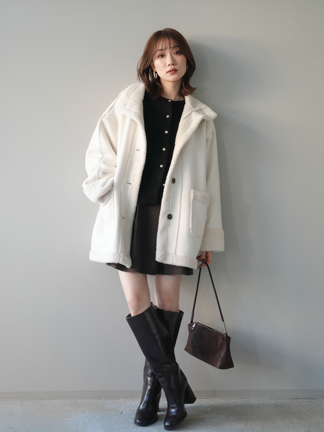 [SET]スタンドネックフェイクムートンミディアムコート+アンティークボタンニットカーディガン+ベルト付きタックミニスカート(3set)