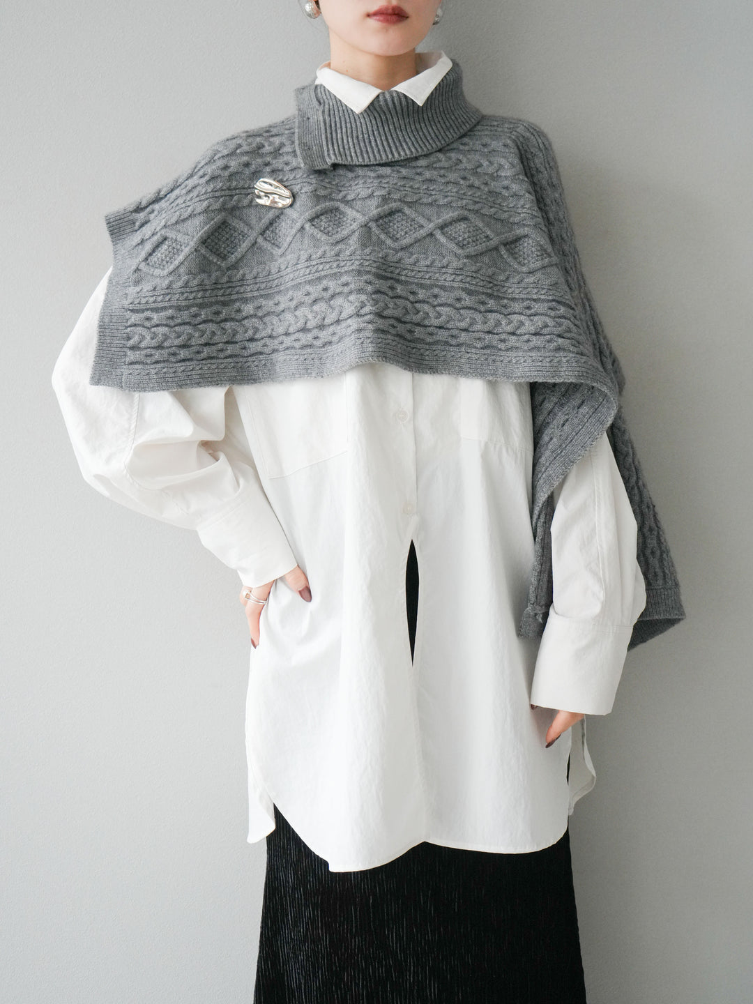 [予約]ケーブル編みニットケープ/グレー