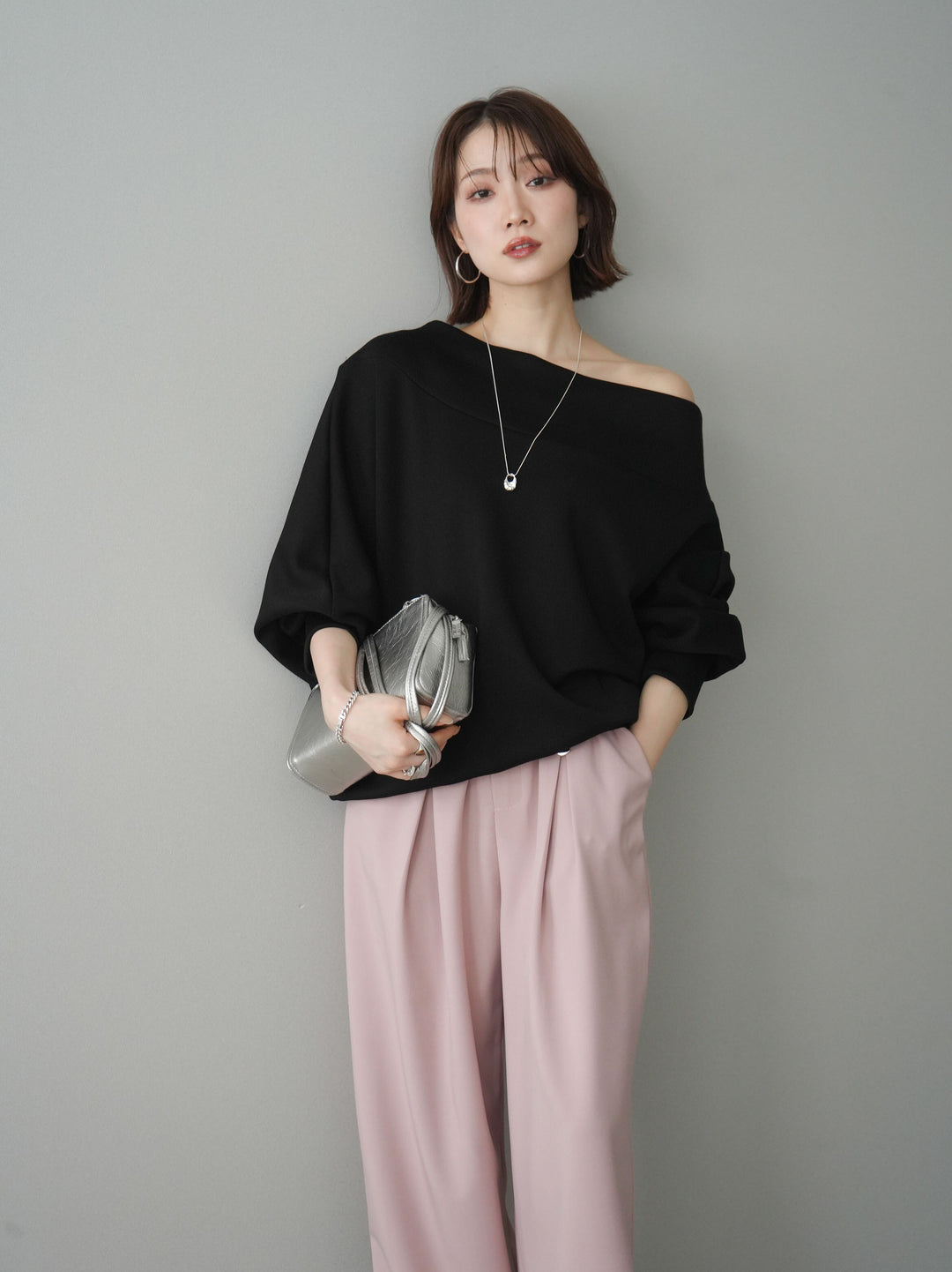 [予約]アシンメトリーオフショルポンチプルオーバー/black