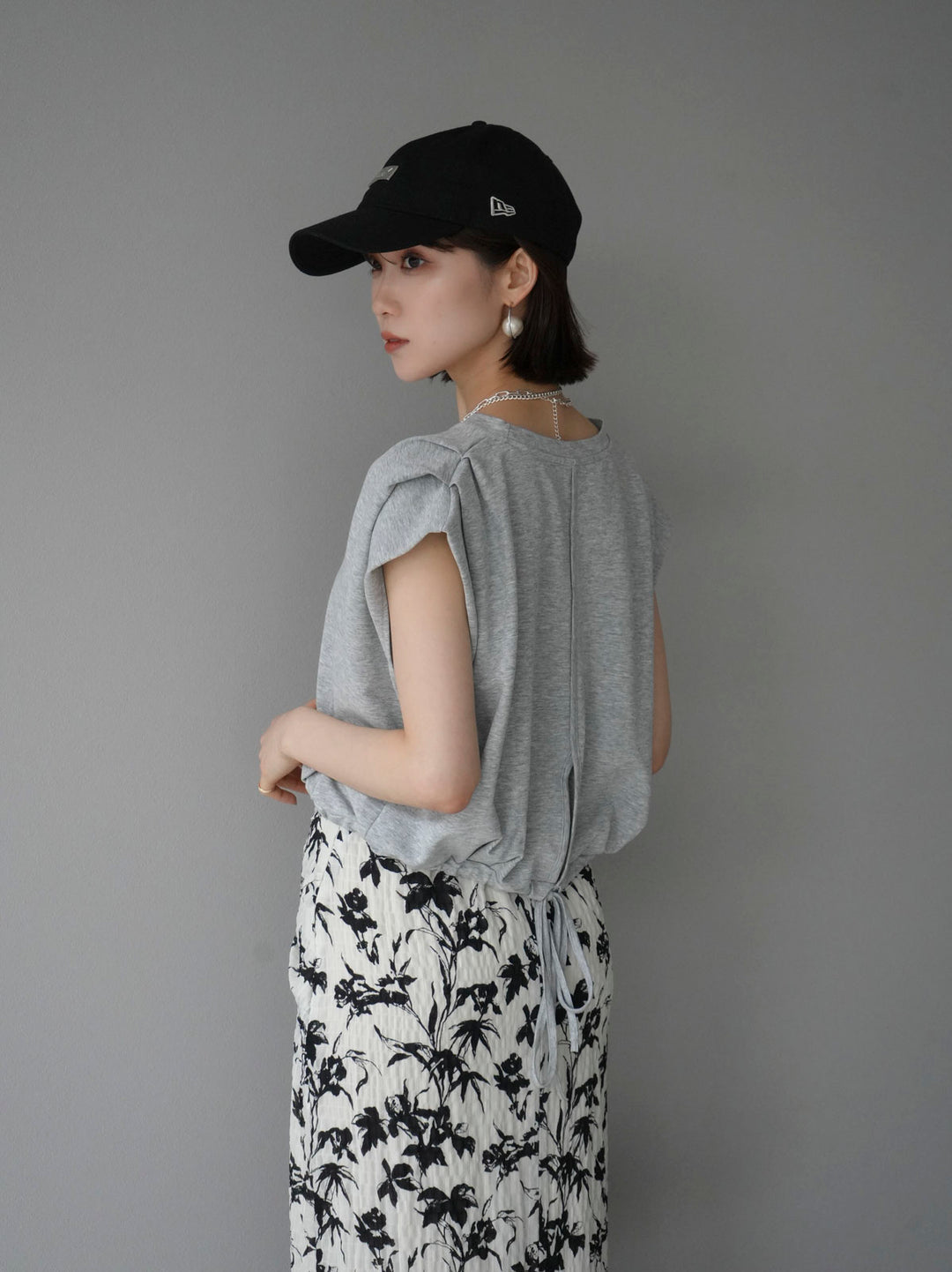 [Pre-order] Tuck shoulder hem drawstring ribbon top/gray