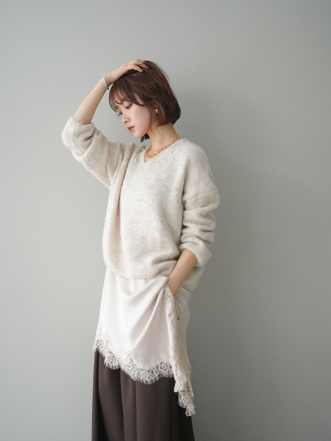 [SET]パール×ビジューVネックニットプルオーバー+アシンメトリーサテンレースキャミソール+テープベルトタックバギーパンツ(3set)