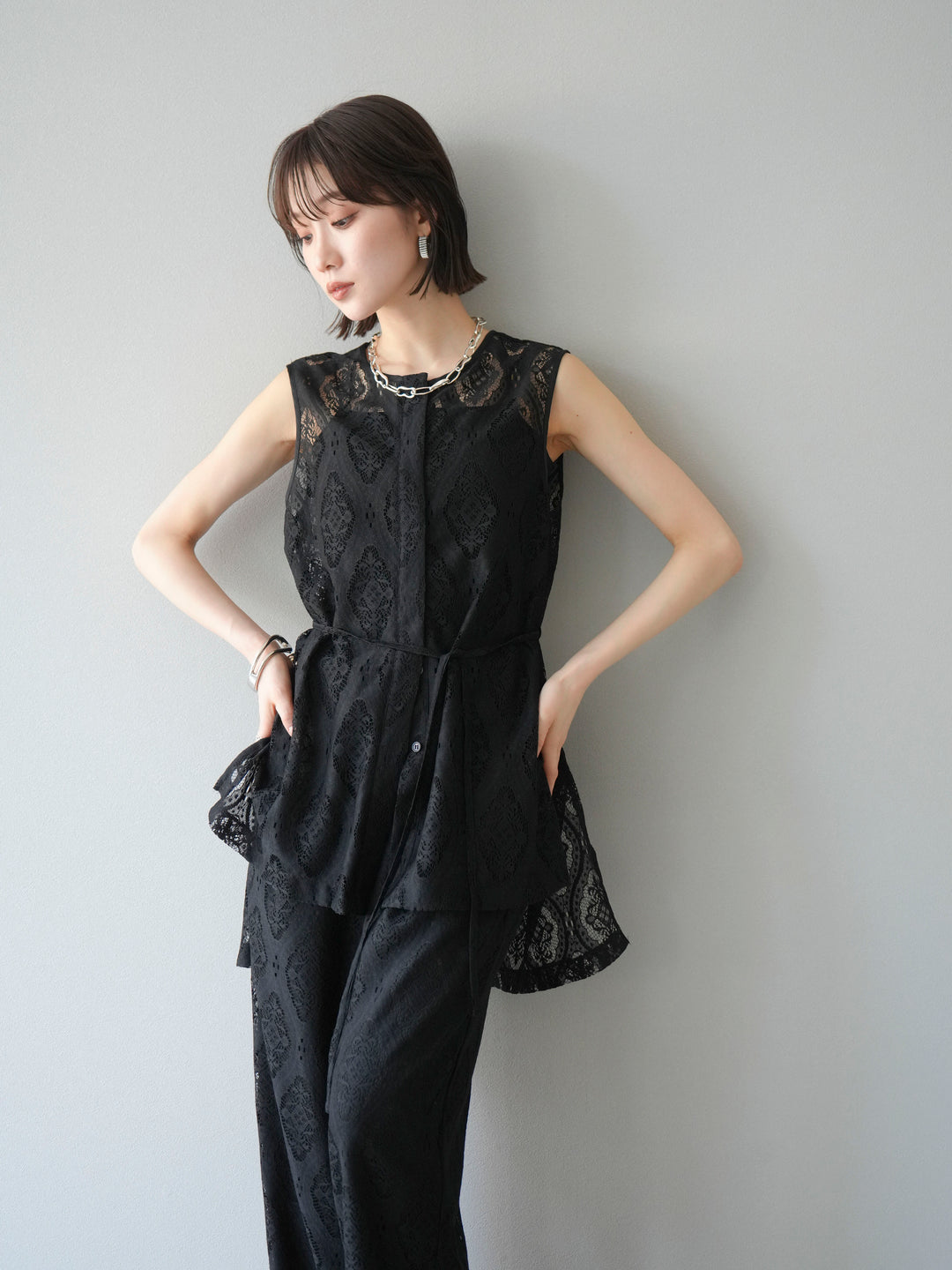 [SET] 緞面滾邊蕾絲無袖上衣 + 蕾絲疊穿休閒褲 (2件套)