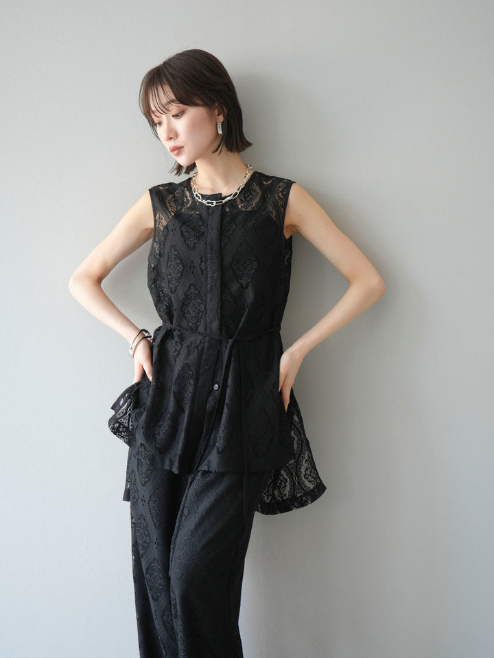 [SET] 緞面滾邊蕾絲無袖上衣 + 蕾絲疊穿休閒褲 (2件套)