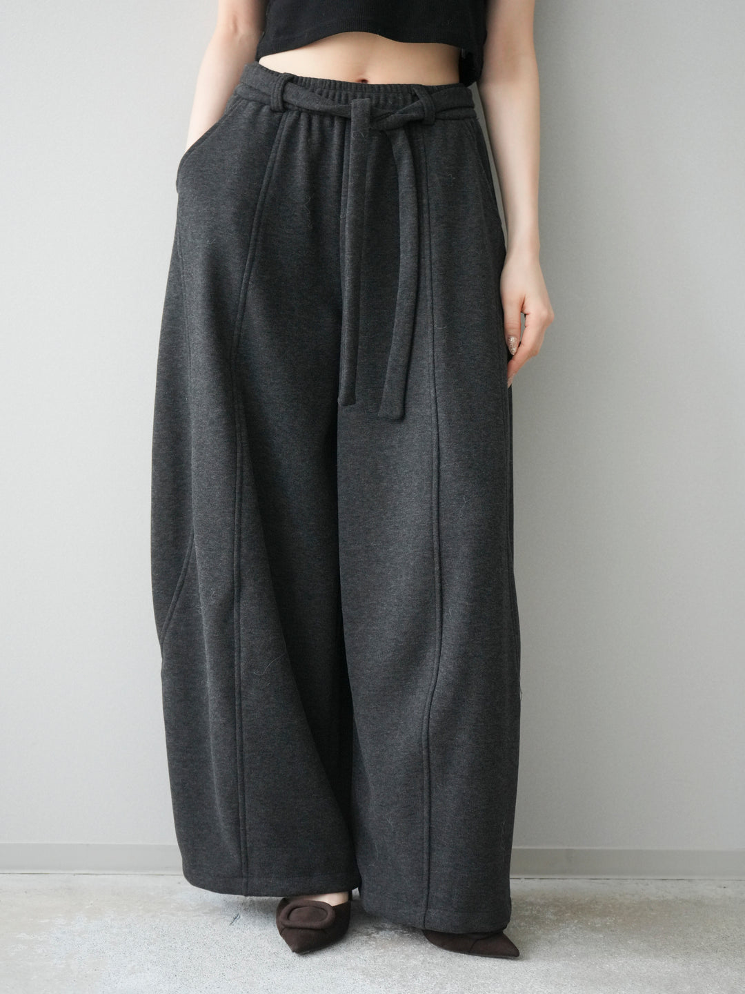 [予約]ウエストベルトカーブラインスエットパンツ/black