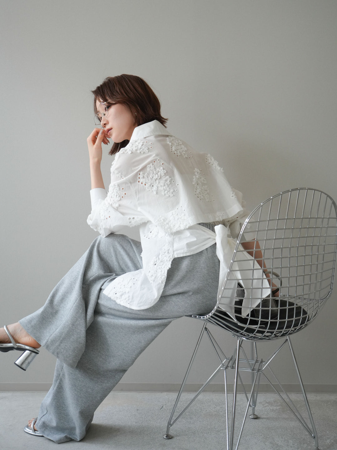 [予約]バックリボンフラワーエンブロイダリーシャツ/white