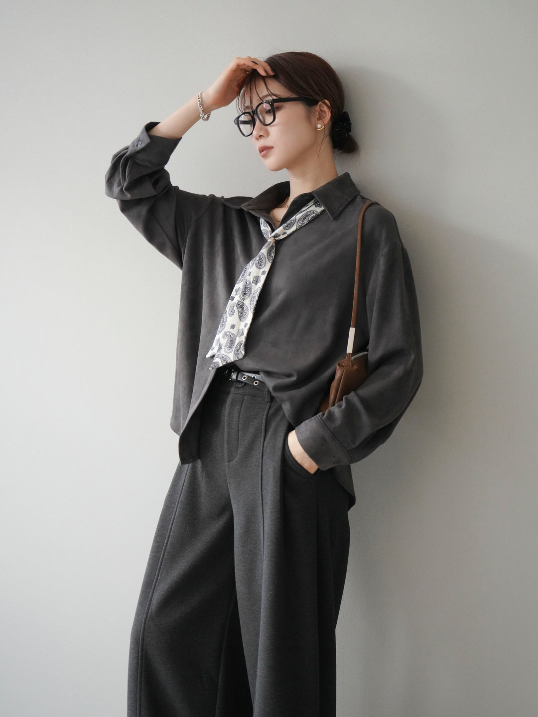 [予約]スカーフ付きスエードシャツ/charcoal