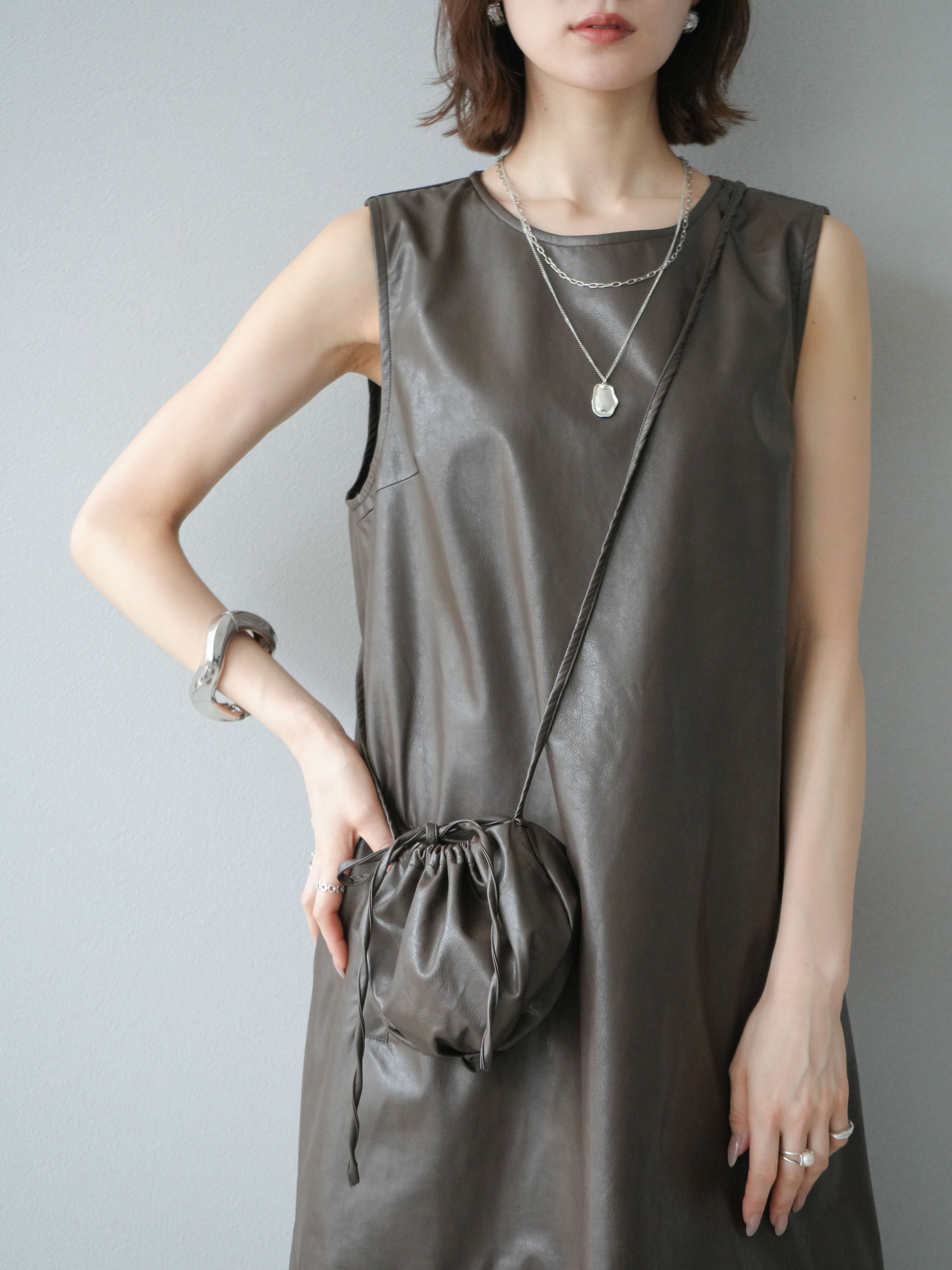 LOUIS VITTON レザー使い ミニワンピース 予約]ショルダーポーチ付レザーミニワンピース/ブラック – Lumier