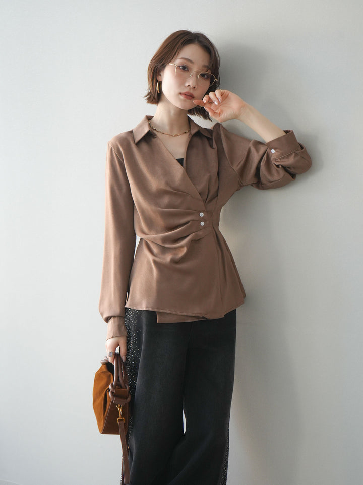 [予約]サイドギャザーアシンメトリーデザインサテンブラウス/brown